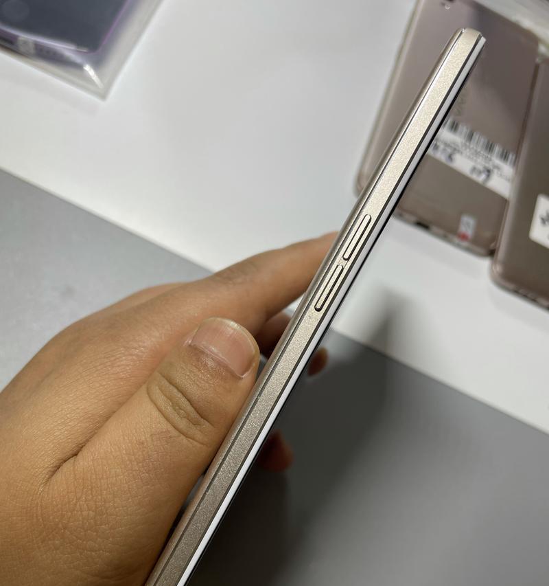 OPPOR7手机的优势与特点（颜值与性能的完美结合，OPPOR7给你超乎想象的体验）